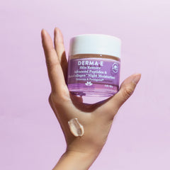 Application douce avec la crème Derma E pendant le rituel nocturne.