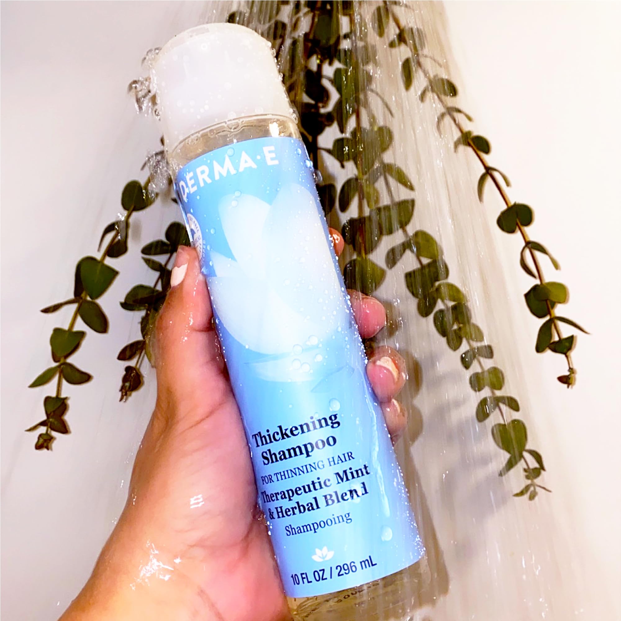 Utilisation quotidienne douce Derma E sur cuir chevelu.