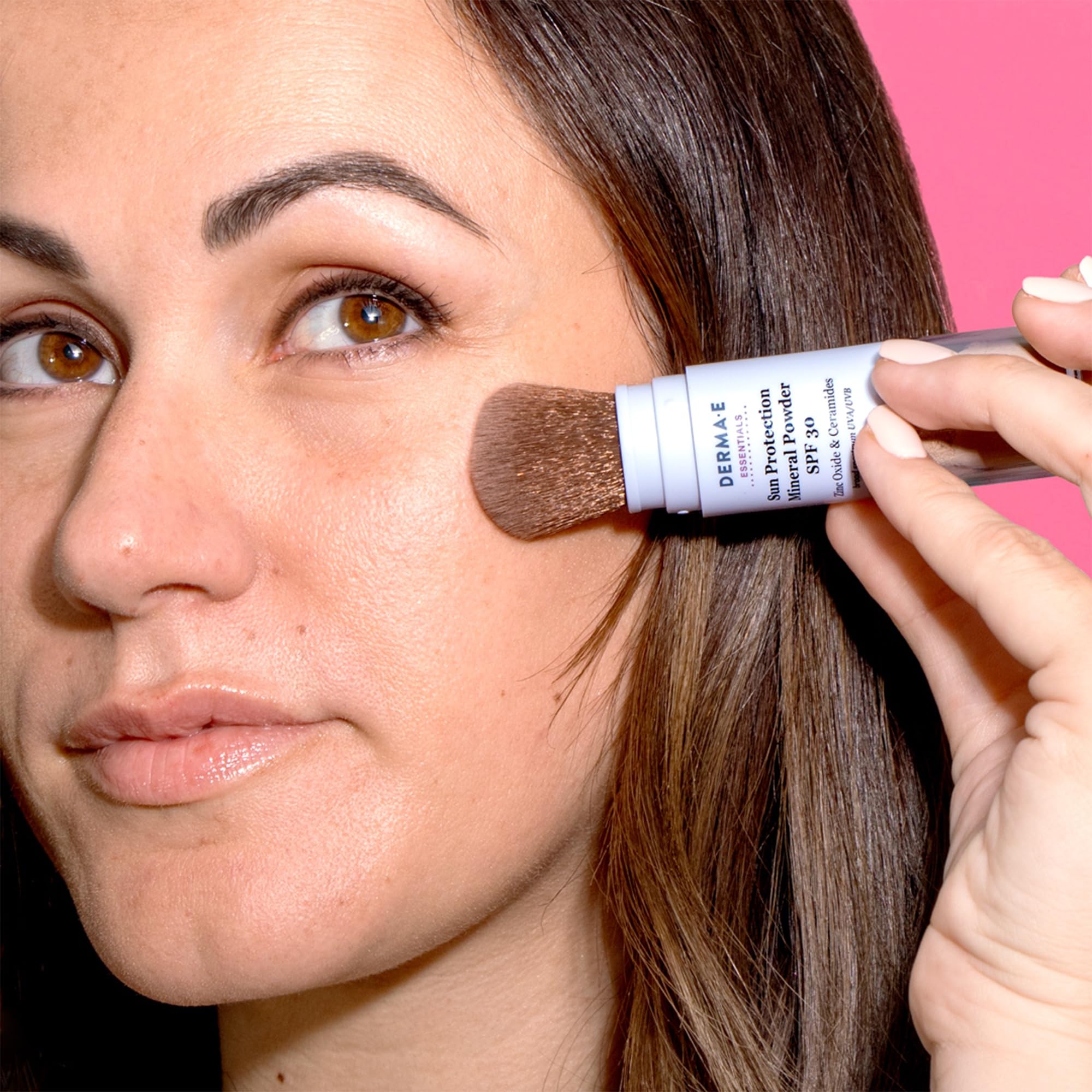 Derma E offre un fini translucide qui s'harmonise avec tous les teints.
