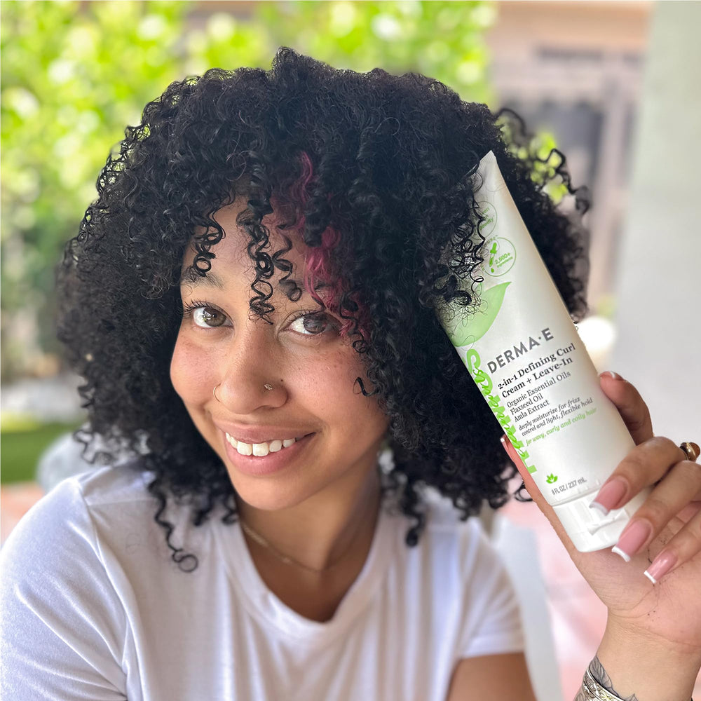 Look final avec boucles souples et éclat naturel grâce à DERMA E Ramos.