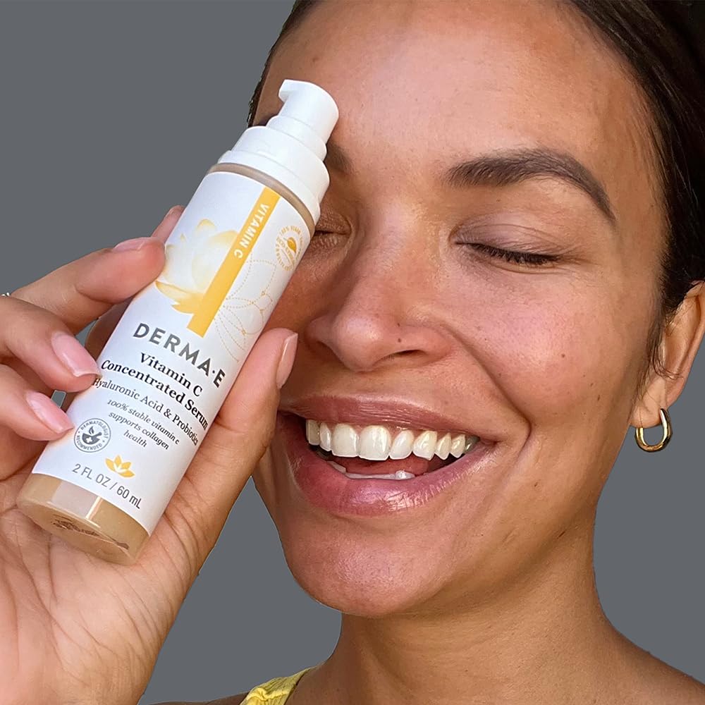 Flacon Derma E, application douce matin et soir.