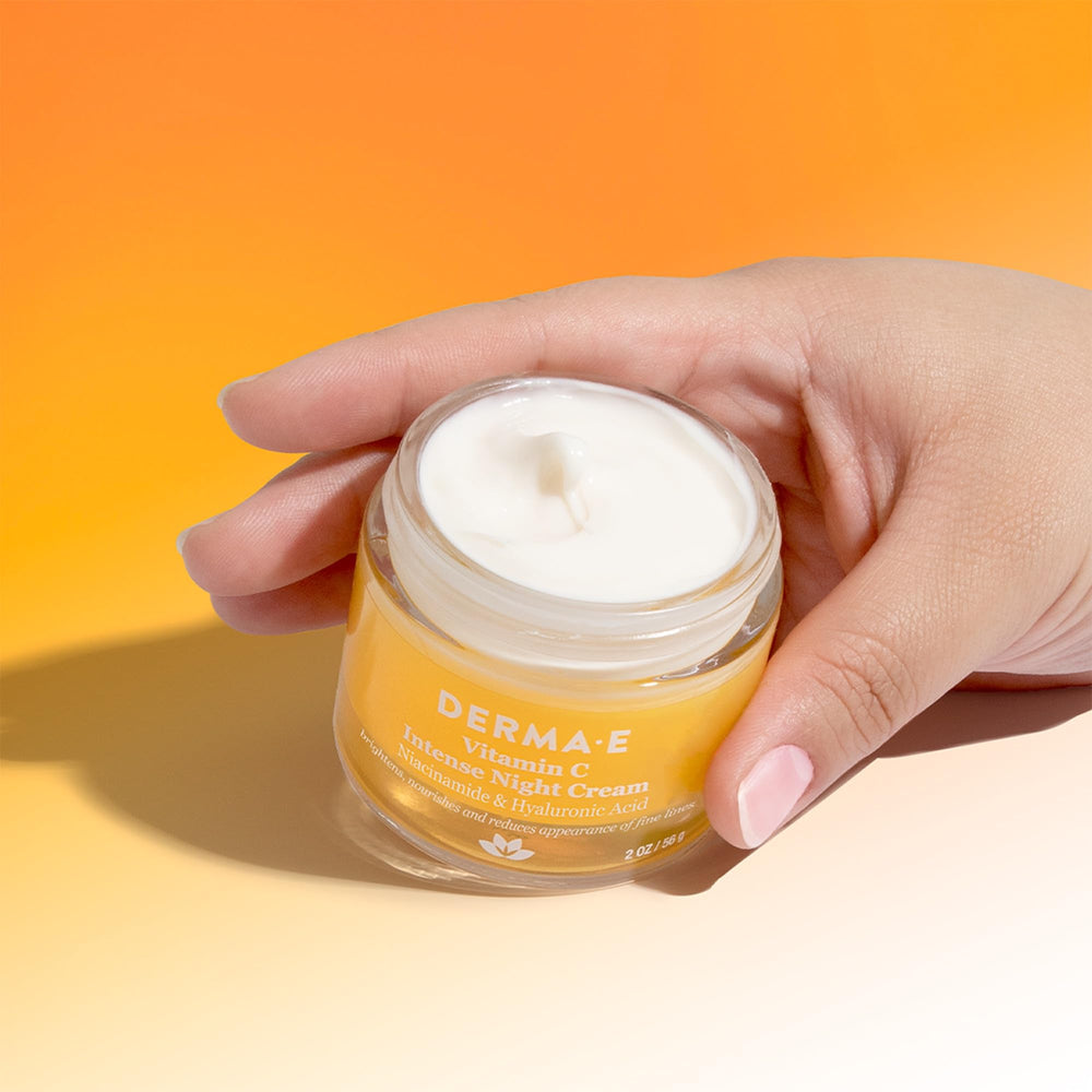 Application généreuse de la crème nuit DERMA E sur le visage