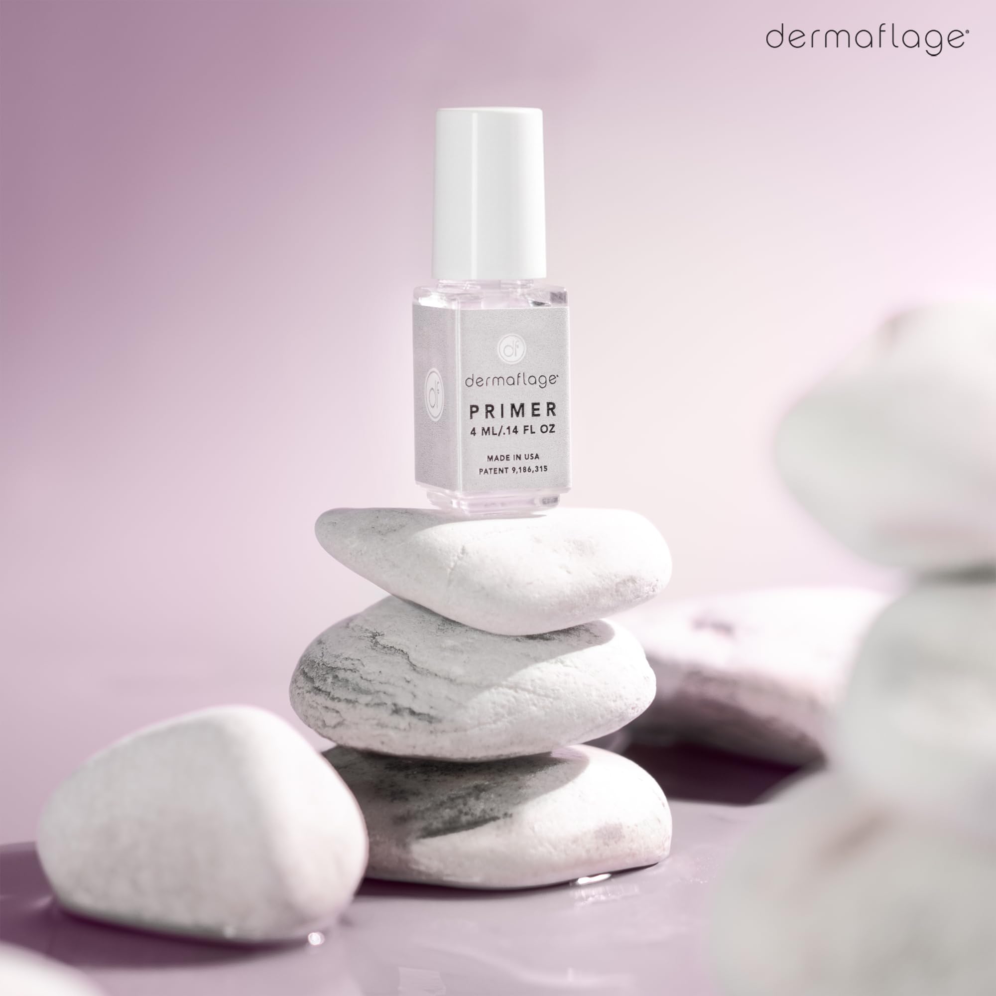 Routine maquillage Dermaflage: primer puis correcteur pour une tenue potentielle.