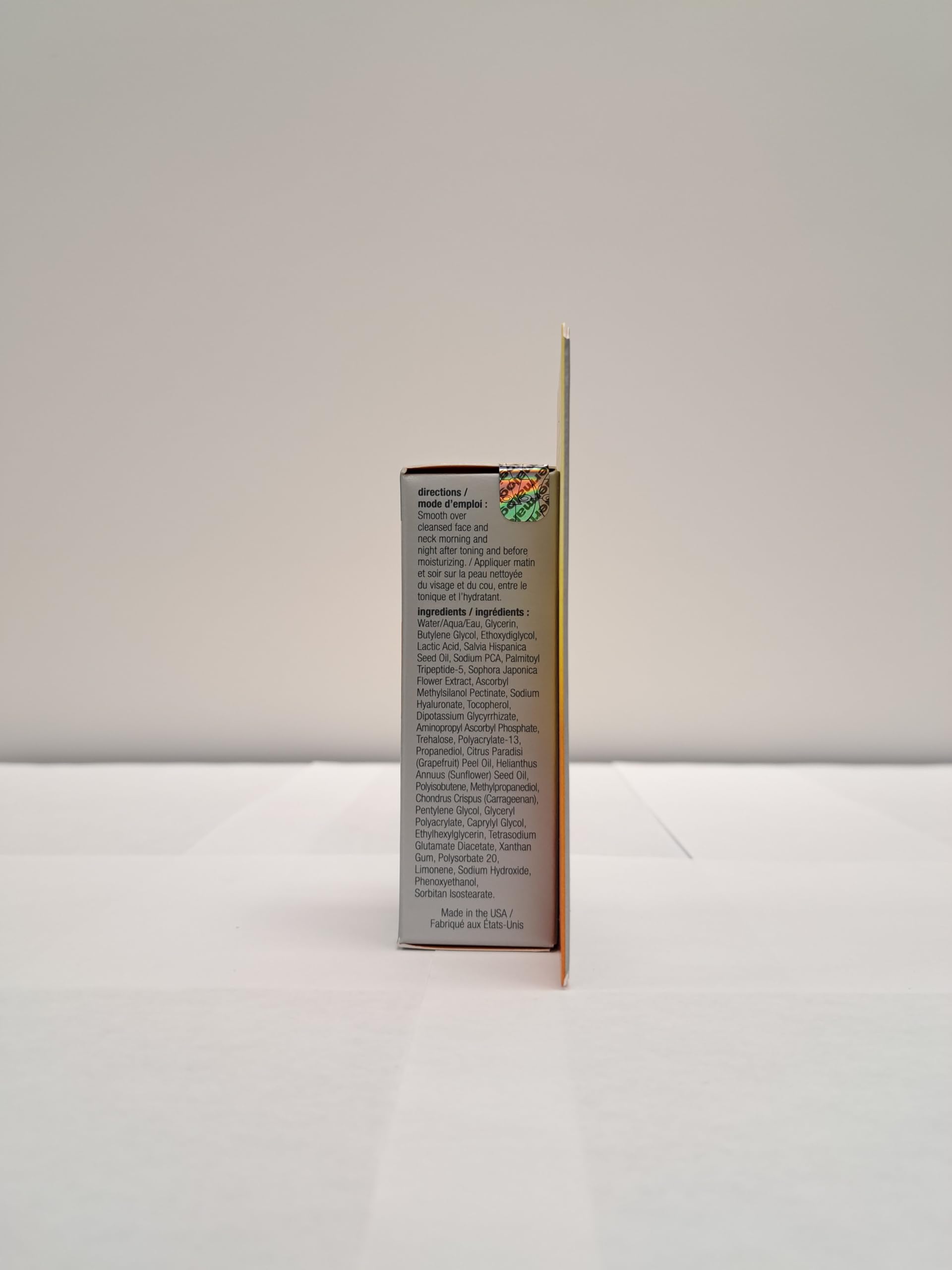 Sérum appliqué sur peau propre, routine rapide et efficace.