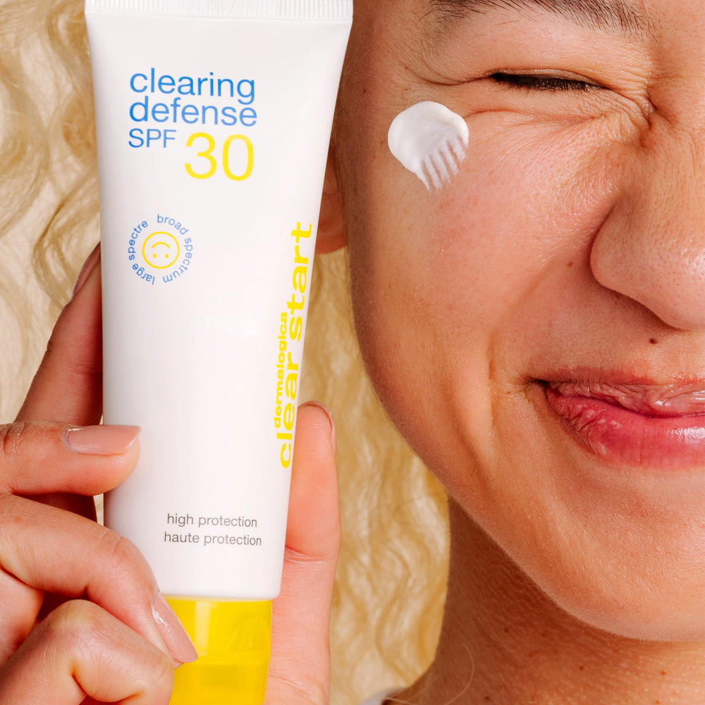 Application sur visage et cou avec Dermalogica Clear Start Defense SPF30.