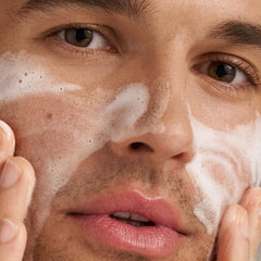 Dermalogica Clearing Skin Wash avec huile d’arbre à thé apaise les irritations.