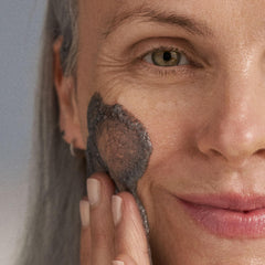 Dermalogica Daily Superfoliant libération d’enzymes et AHA après contact avec l’eau.