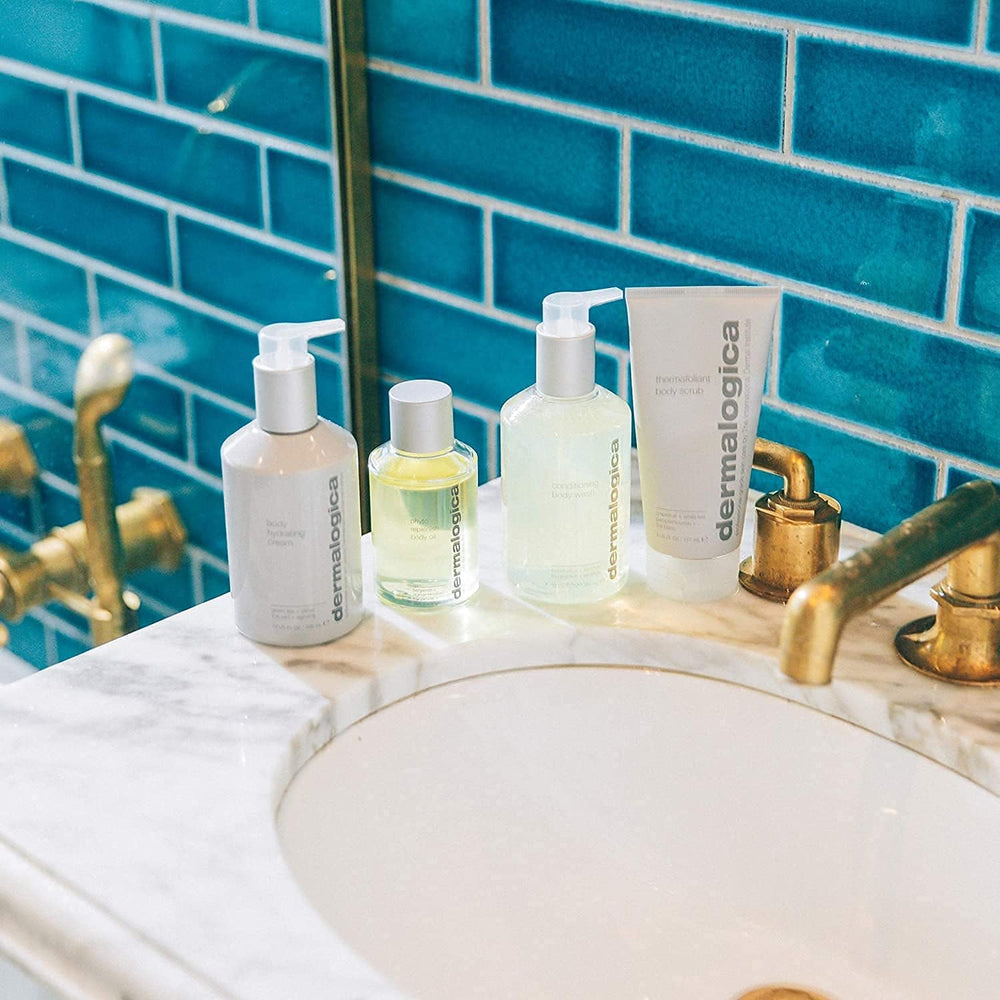 Utilisation quotidienne avec texture soyeuse laissant la peau douce.