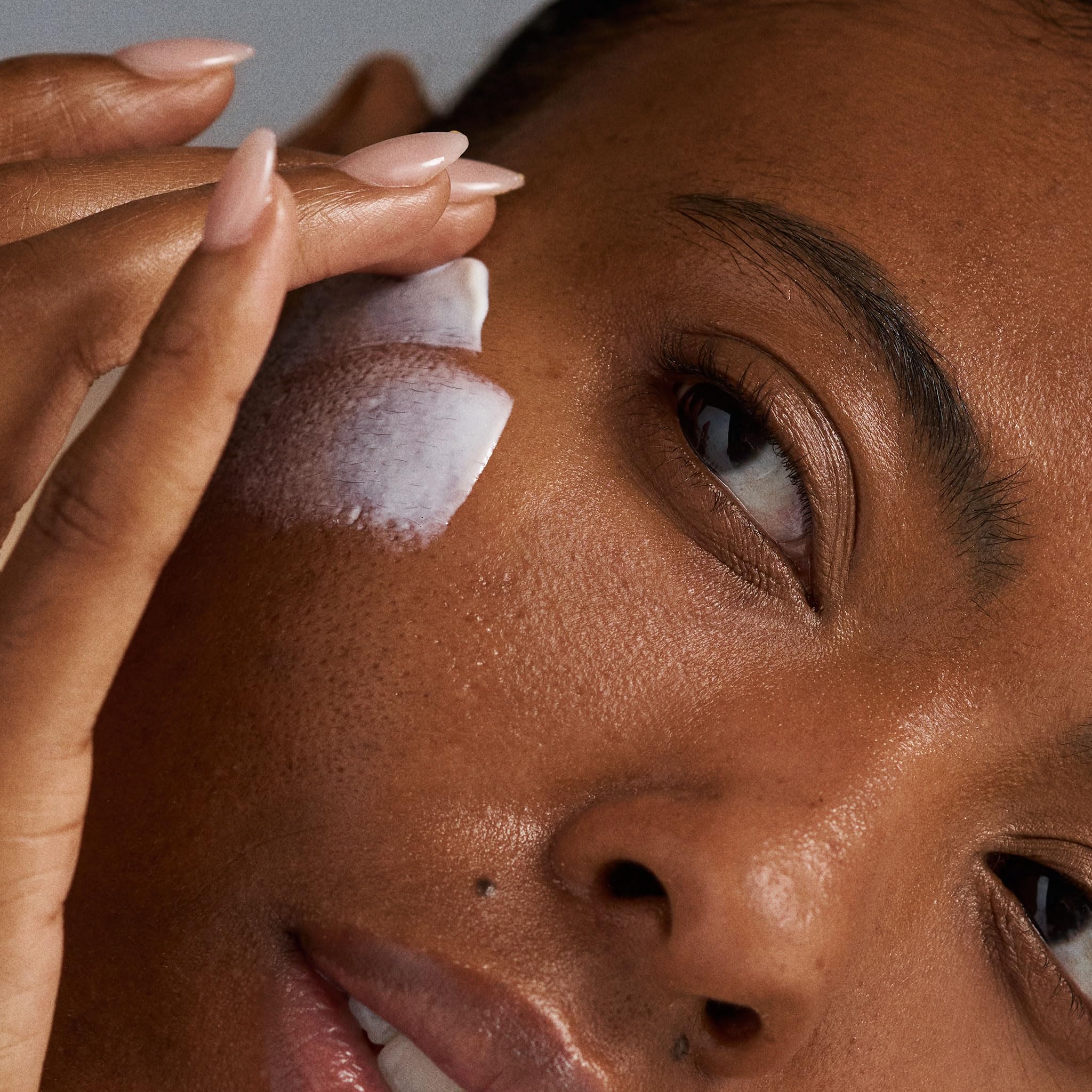 Protection lumière bleue pour écran grâce à Dermalogica Invisible Physical Defense SPF30.