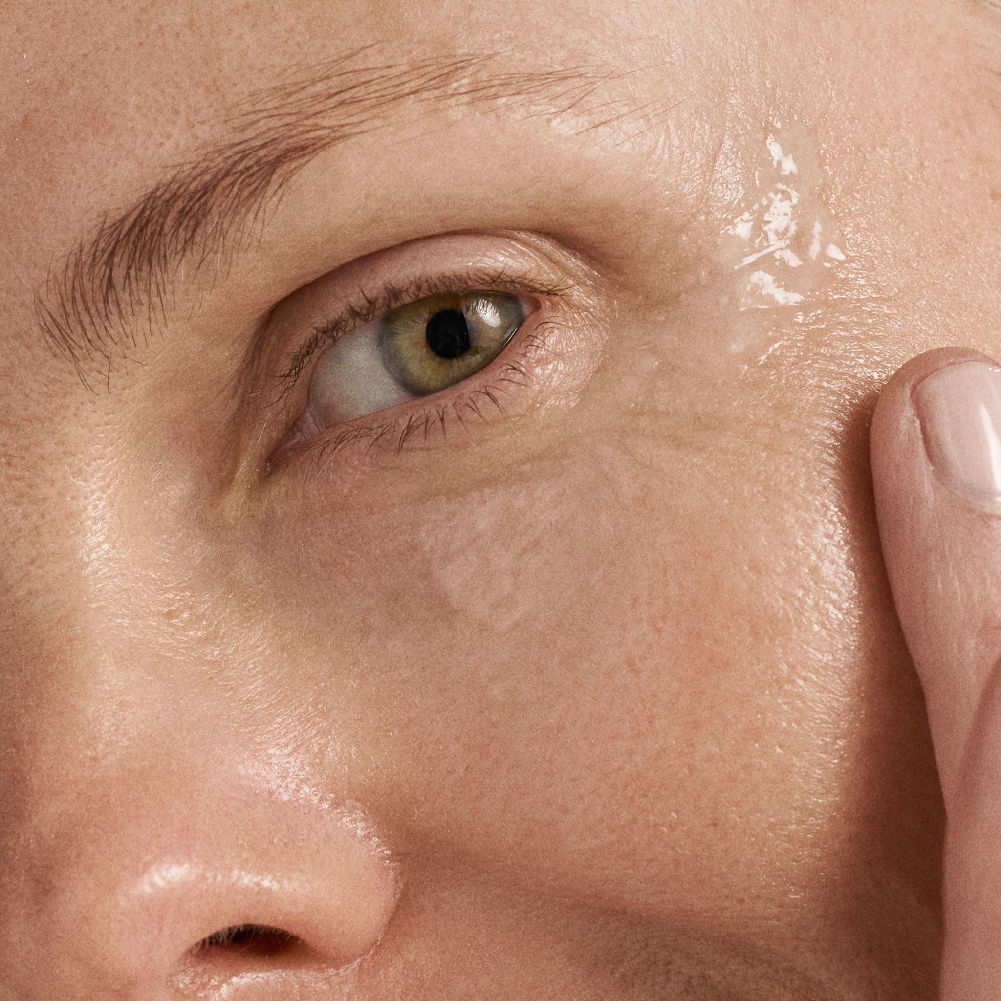 Effet lissant et élasticité apparente du contour des yeux après application.
