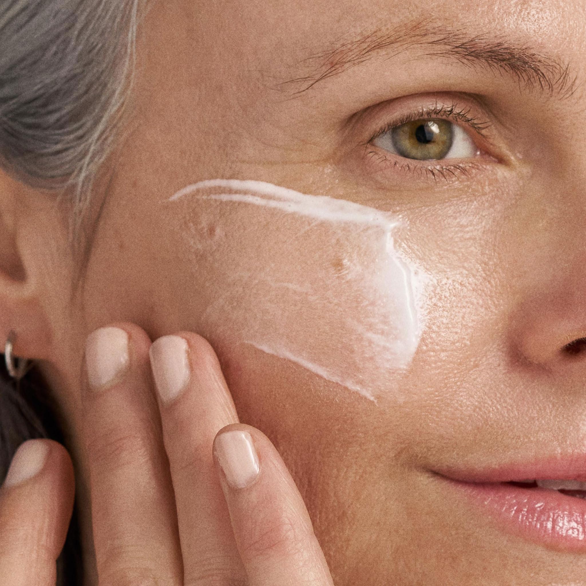 Dermalogica PowerBright Serum application-massage – application douce sur le visage.