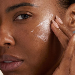 Dermalogica Prisma Protect SPF30 – application fluide sur visage et cou.