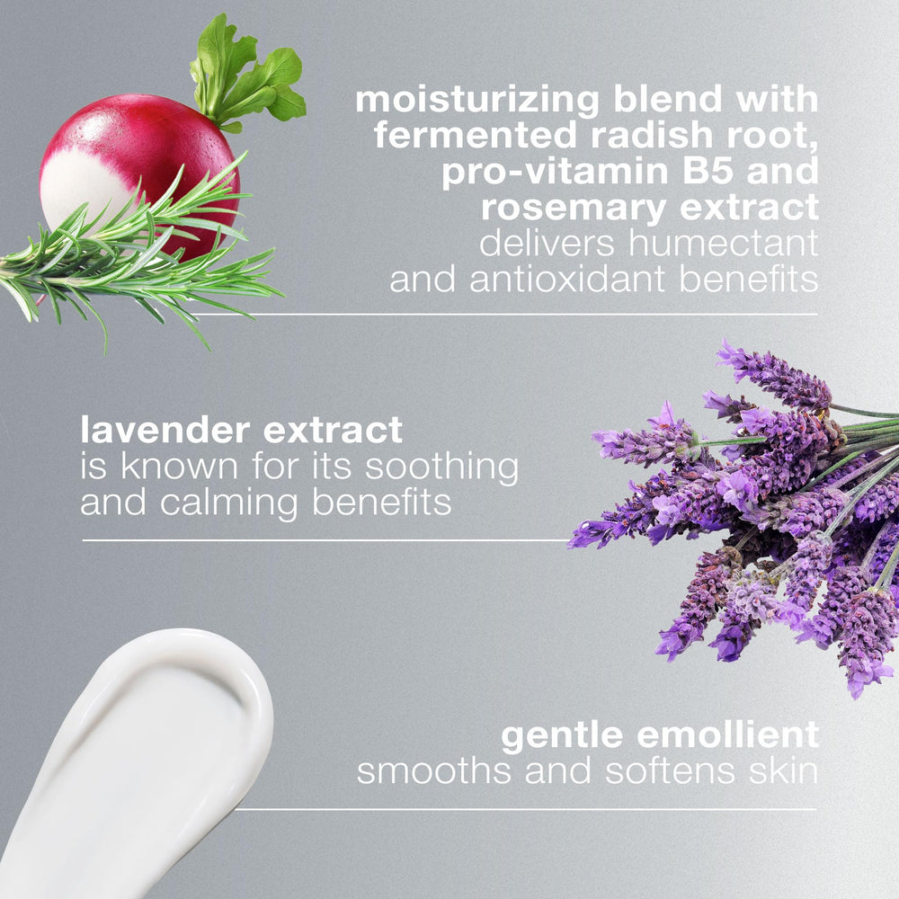 Rinçage à l’eau avec Dermalogica Ultracalming Cleanser, lavage facile sans irritant.