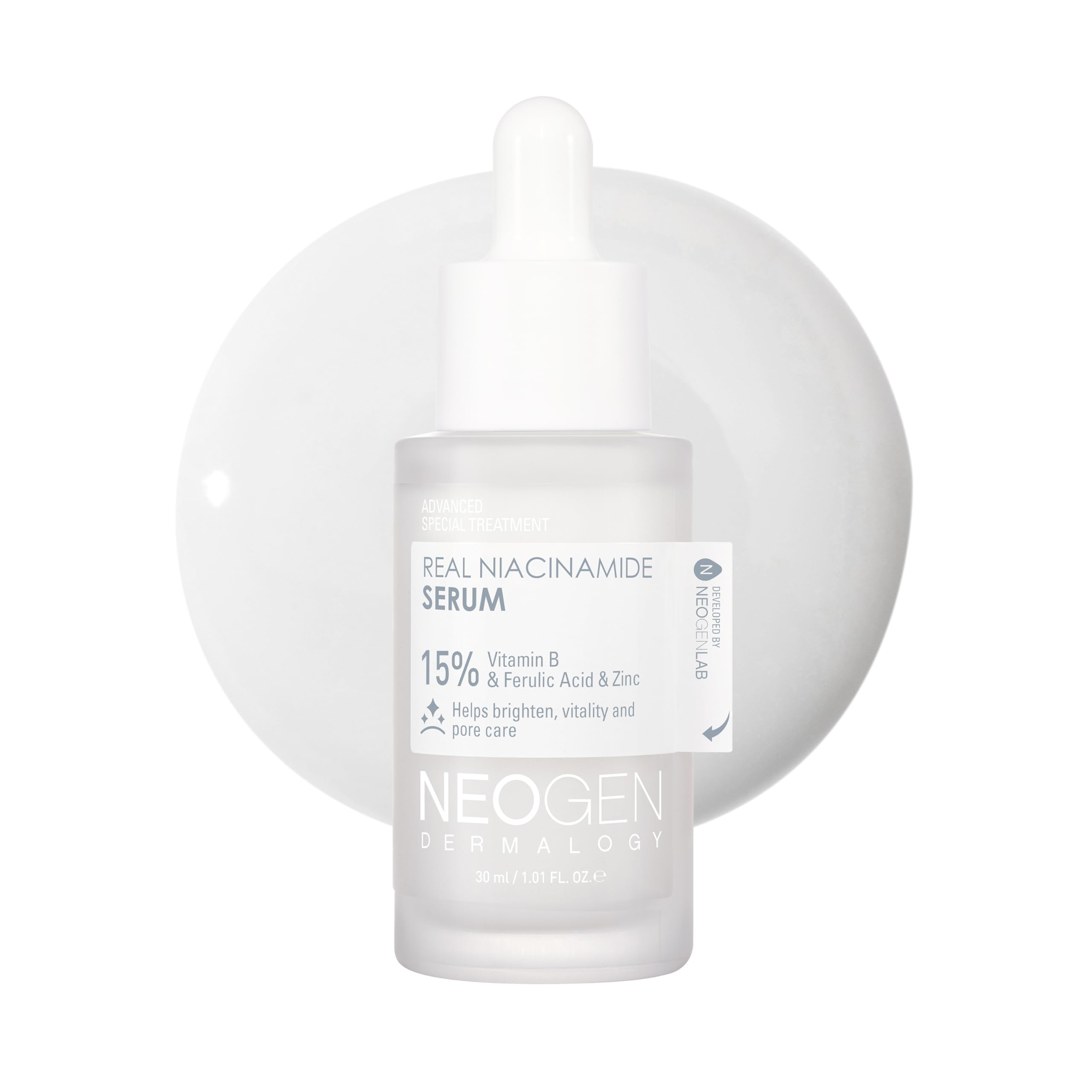 Sérum DERMALOGY Real 15% Niacinamide, bouteille lumineuse, éclat potentiel et pores plus uniformes.