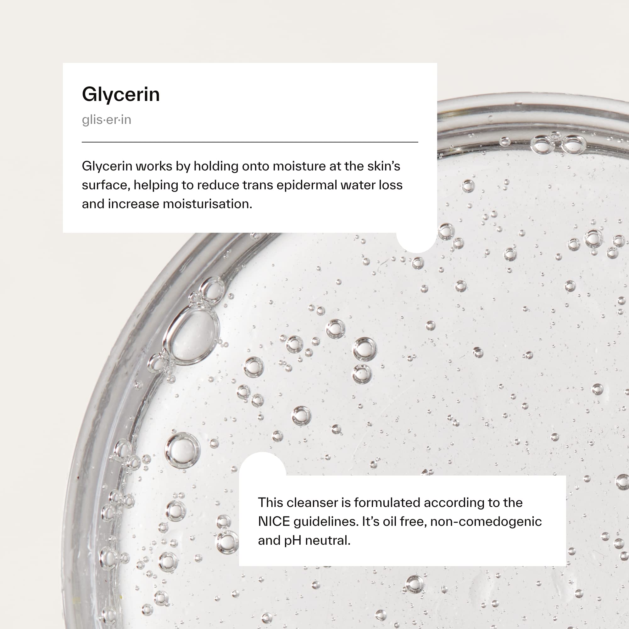 Dermatica Gel Nettoyant Glycérine Équilibrant, mousse généreuse prête à la routine quotidienne.