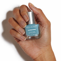 Dermelect Launchpad: vernis transparent offrant protection et couleur naturelle sur les ongles nus.