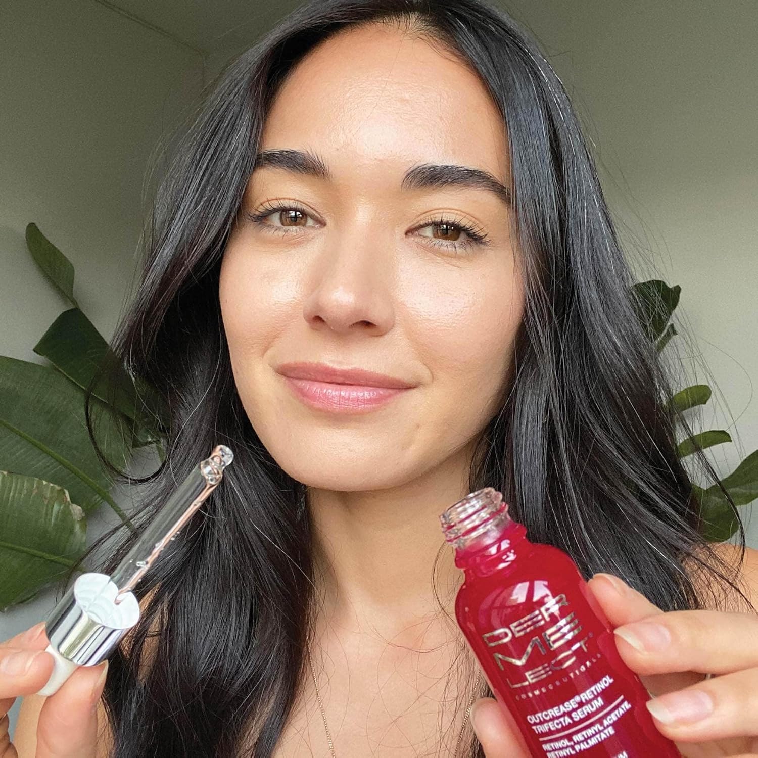 Dermelect Outcrease: texture-serum-visage révélant une consistance soyeuse prête à être appliquée.