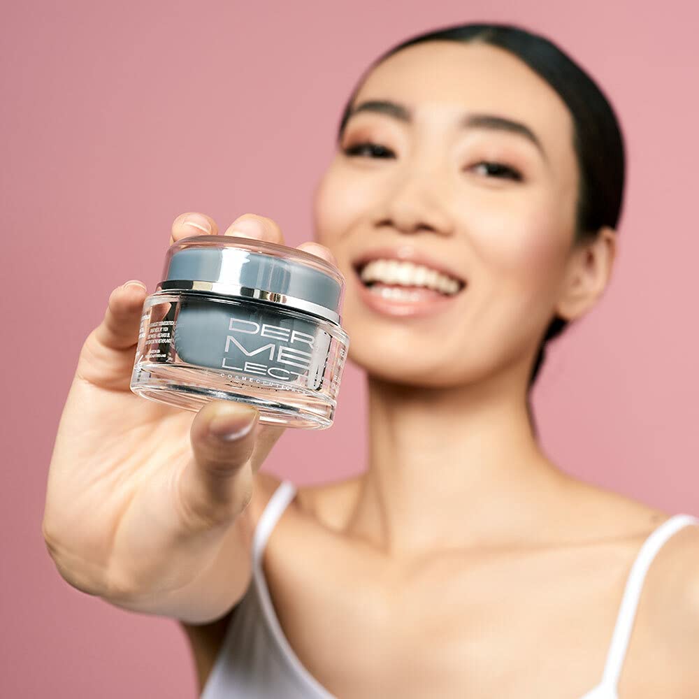 Dermelect Rejuvenail appliquez délicatement sur cuticules et ongles pour nourrir.