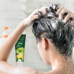 Texture cremeuse du Desert Essence, lavage doux et épaississement potentiel.