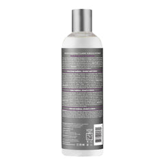 Mains appliquant Design Essentials Kukui & Coconut pour cheveux faciles à démêler.