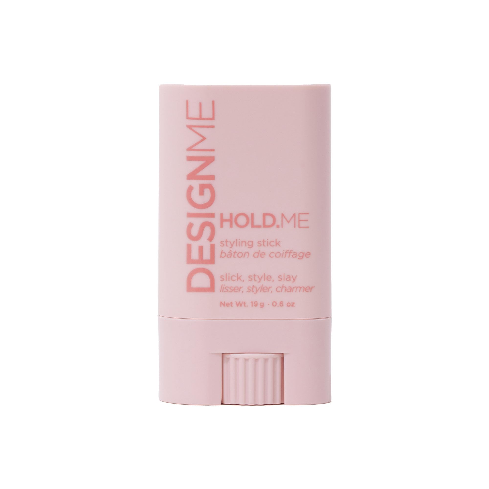 Design.Me HOLD.ME bâton-coiffant en action, contrôle les frisottis pour une chevelure lisse durable.