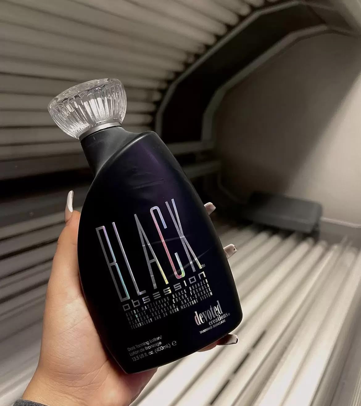 Blue Tansy neutralisant les teintes orange pour un bronzage plus profond.