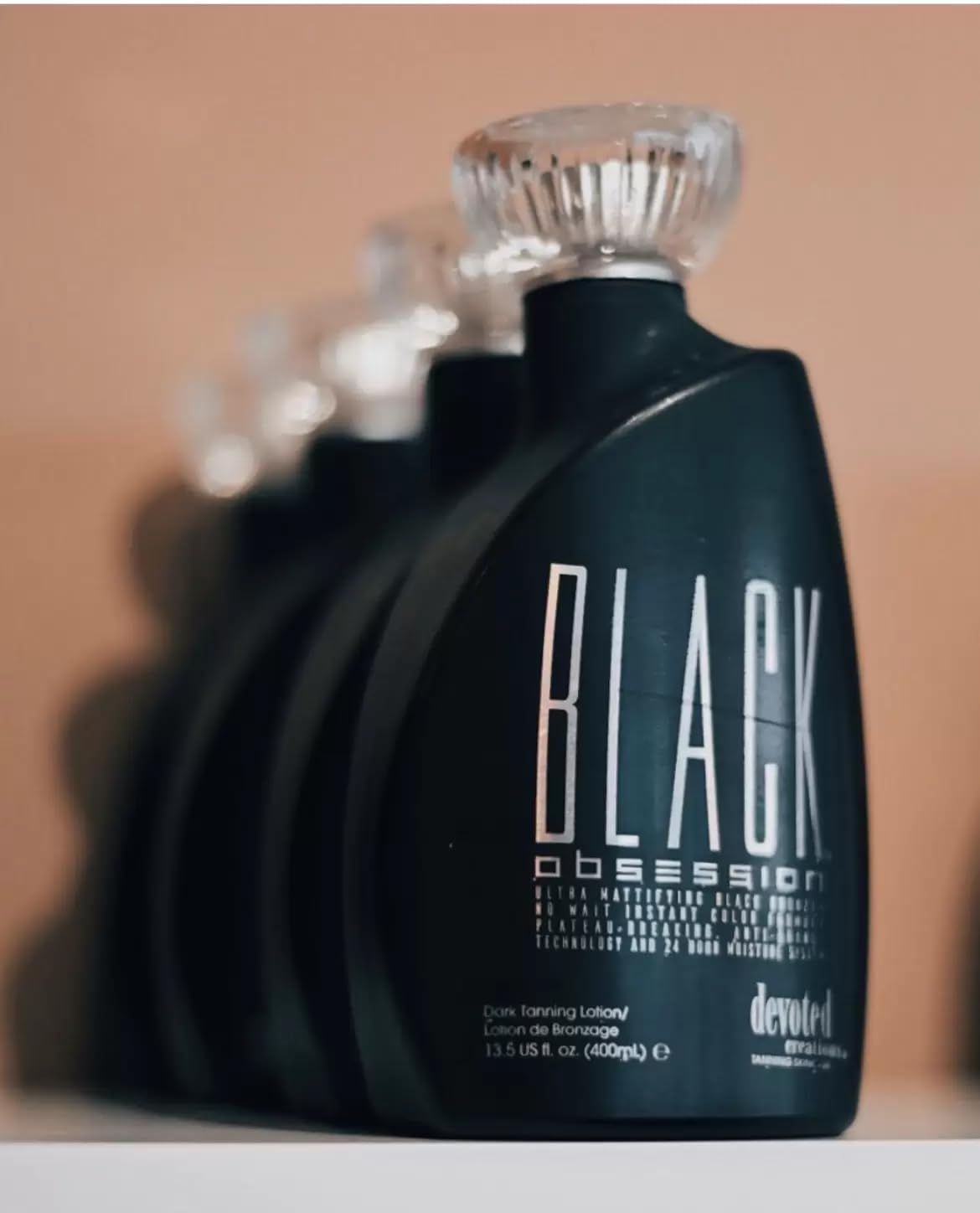 Resveratrol et Kakadu Plum, antioxydants pour l'apparence de la peau et l'éclat.