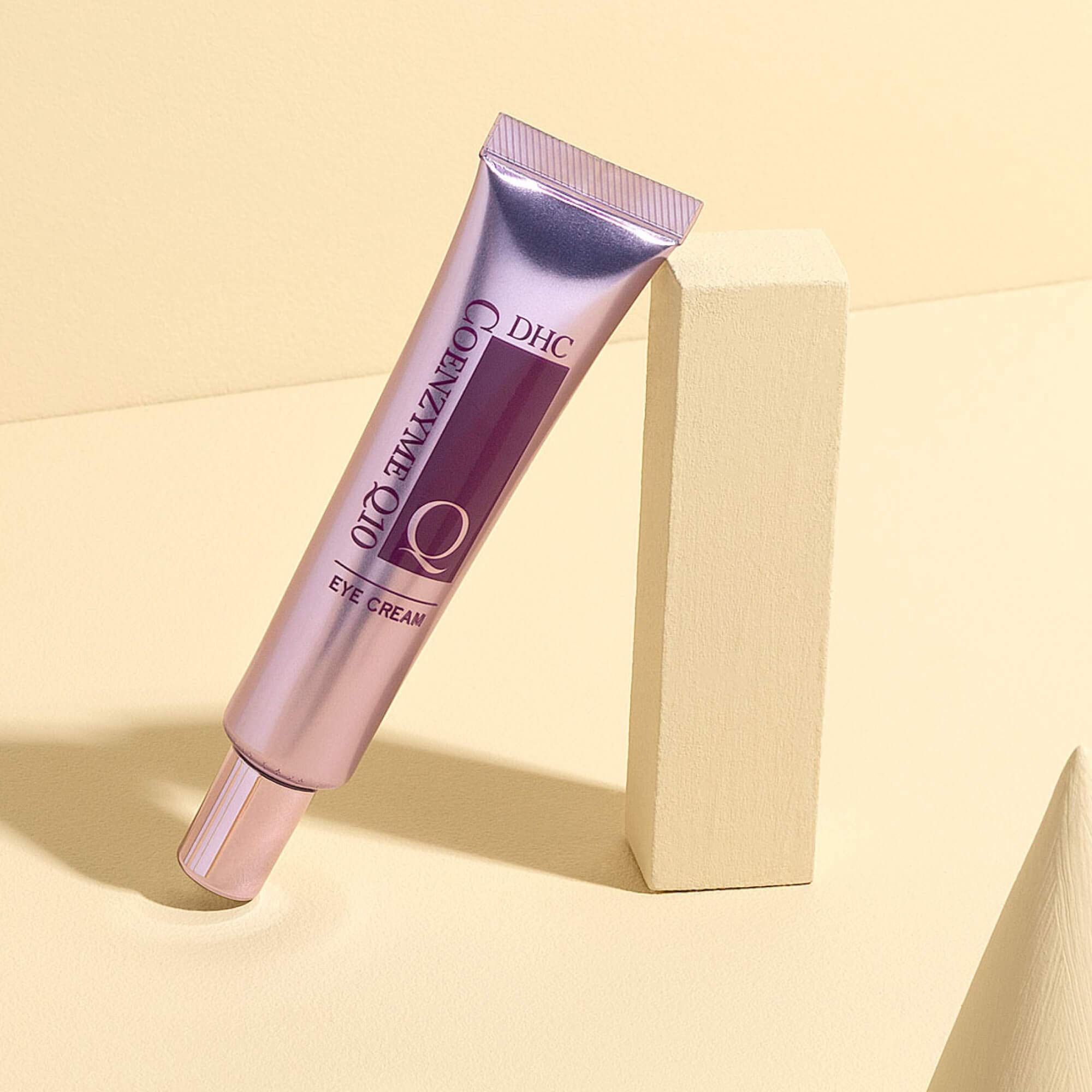 Application facile sur le contour des yeux pour une hydratation continue.