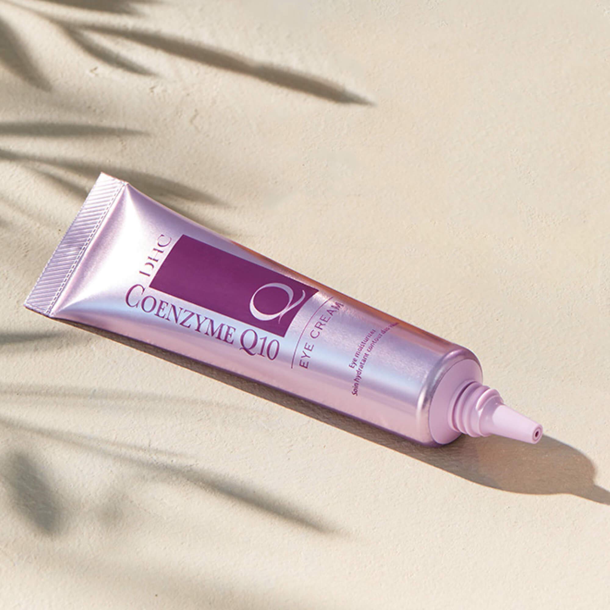 Effet lumineux sur le regard grâce au DHC CoQ10 et vitamine C.