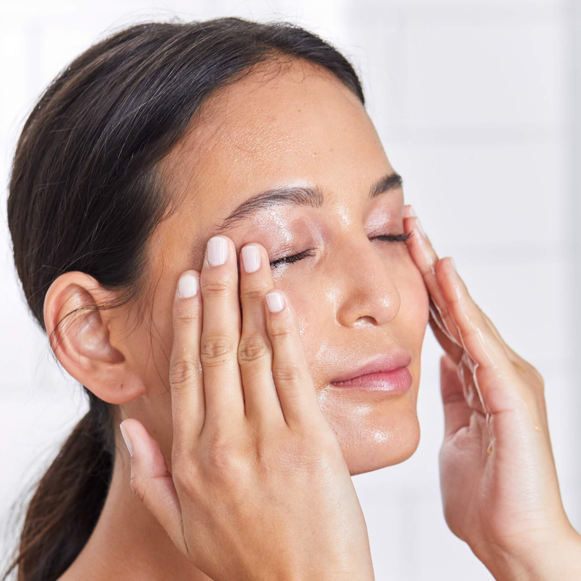 Maquillage et écran solaire dissous sans effort grâce à l'huile DHC.