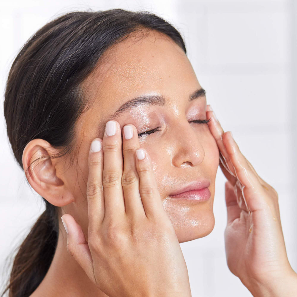 Maquillage et écran solaire dissous sans effort grâce à l'huile DHC.