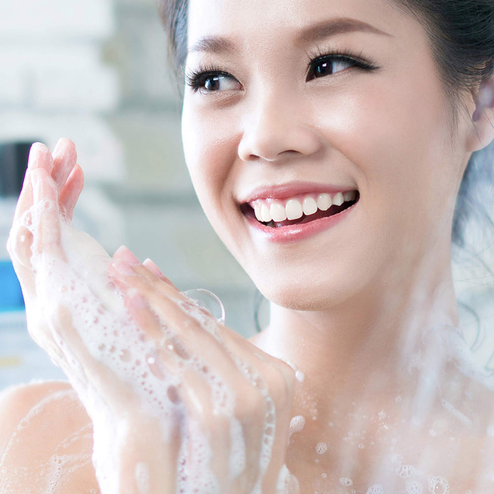 Utilisation quotidienne du savon Dial pour mains et corps avec mousse durable.