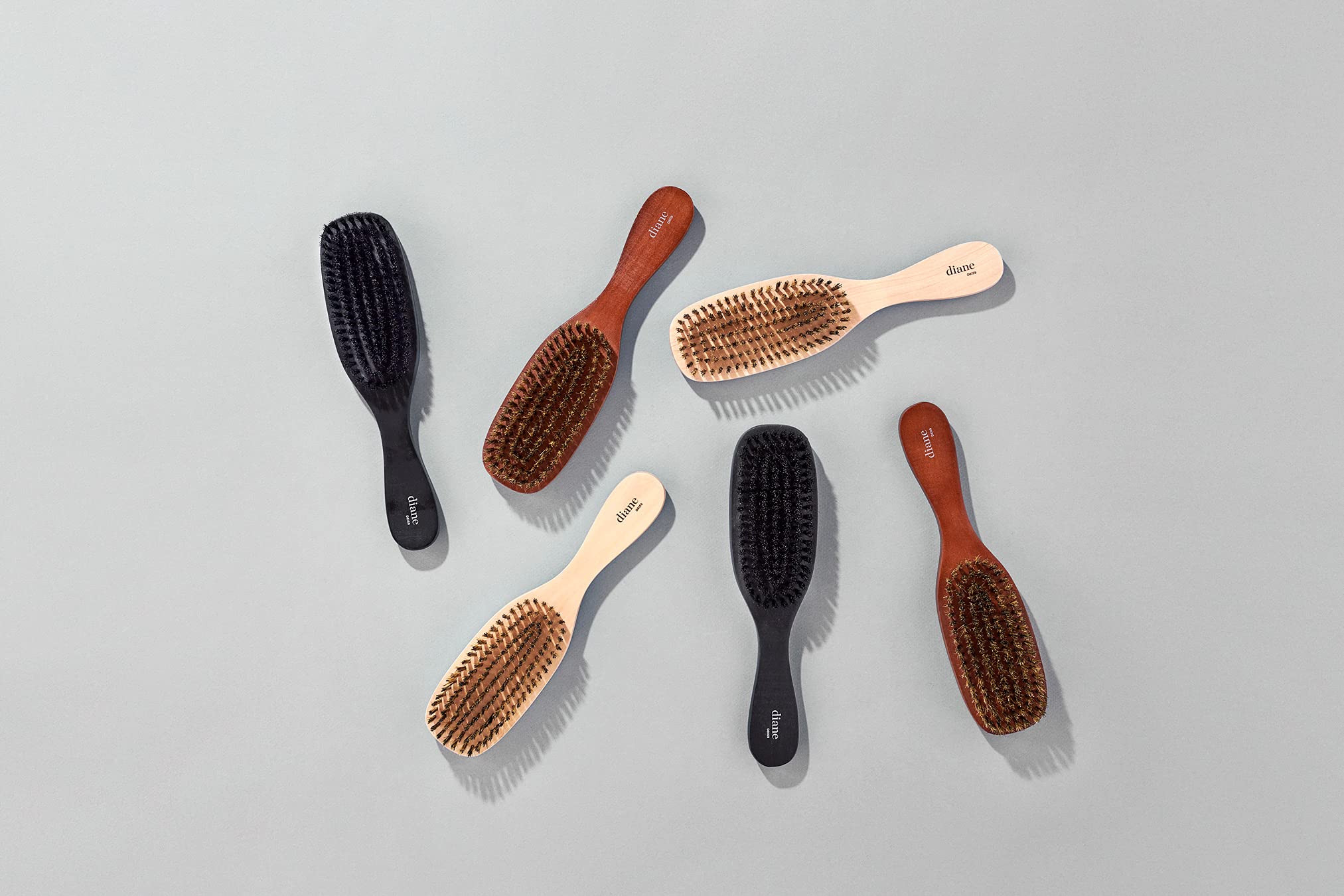 Brosse Diane sur cheveux épais et texture rugueuse, améliore la douceur et le contrôle.