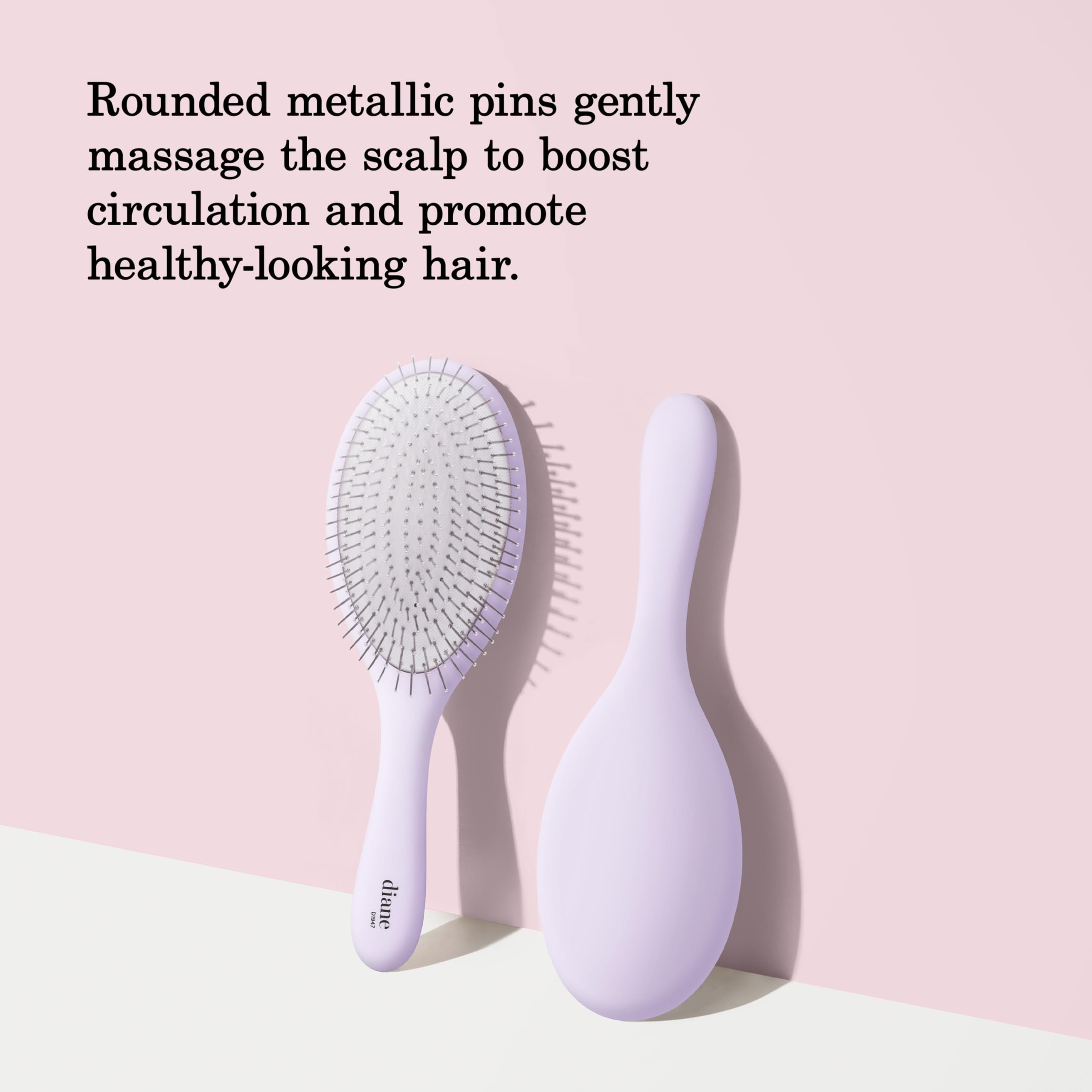 Brosse Diane design ergonomique avec coussin flexible pour une utilisation confortable.