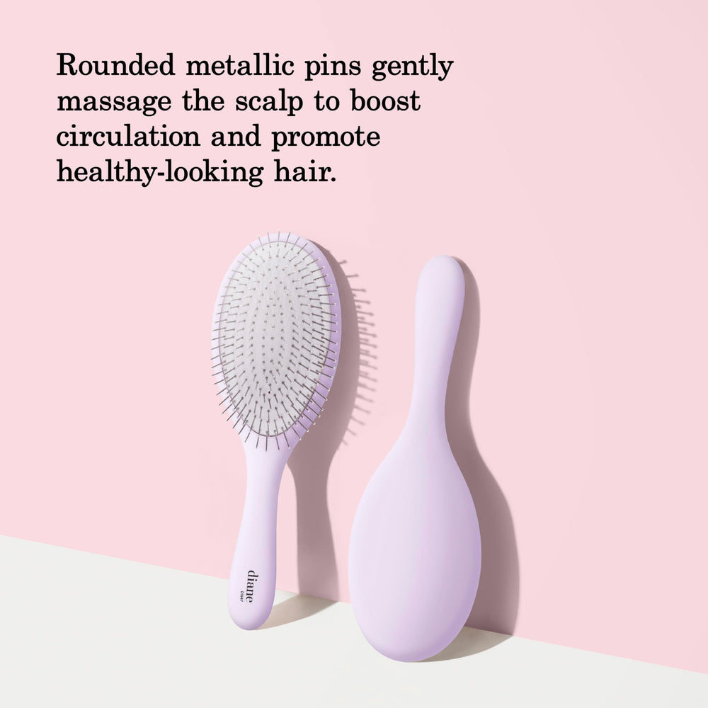 Brosse Diane design ergonomique avec coussin flexible pour une utilisation confortable.