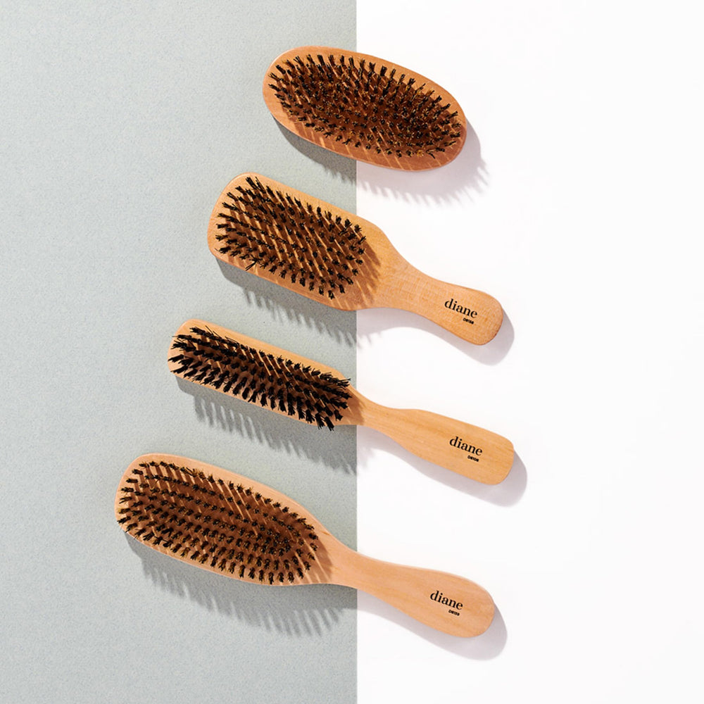 Brosse Diane distribuant les huiles du cuir chevelu pour une brillance naturelle.