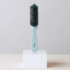 Brosse Diane pointe de précision lisse les contours des cheveux.