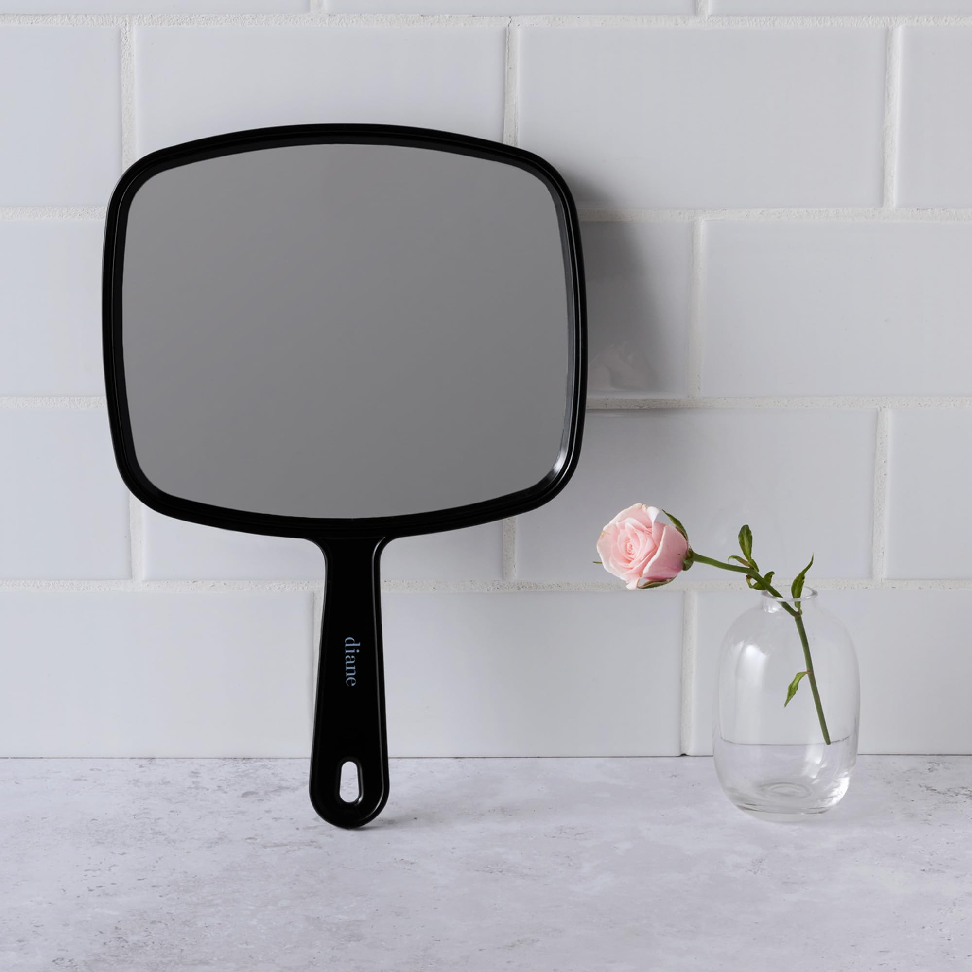 Miroir Diane doté d'accrochage et d'une poignée pour gain d'espace.