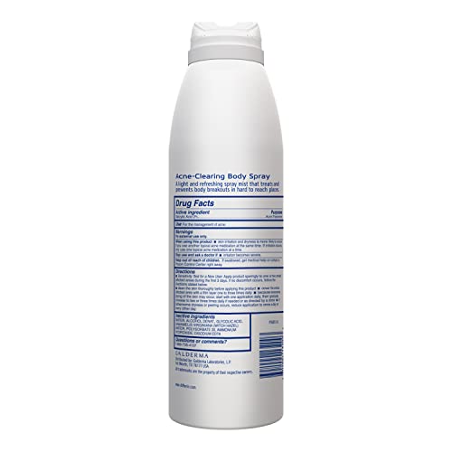 Differin Spray Corps promet une peau visiblement plus nette sur les zones traitées.
