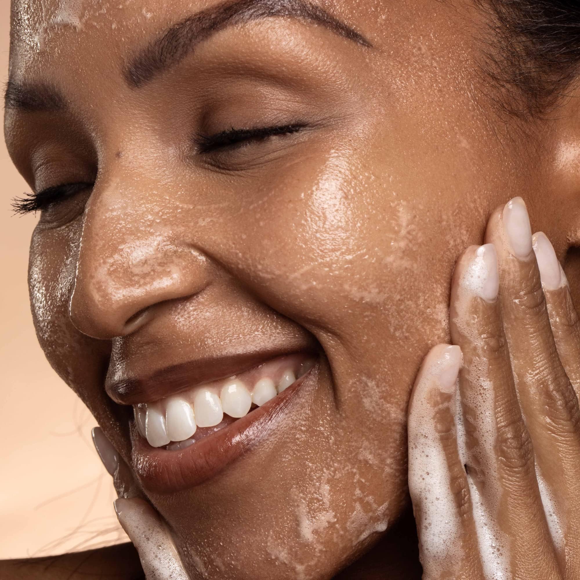 Emballage durable de DIME Beauty reflétant l'engagement vegan et cruelty-free.