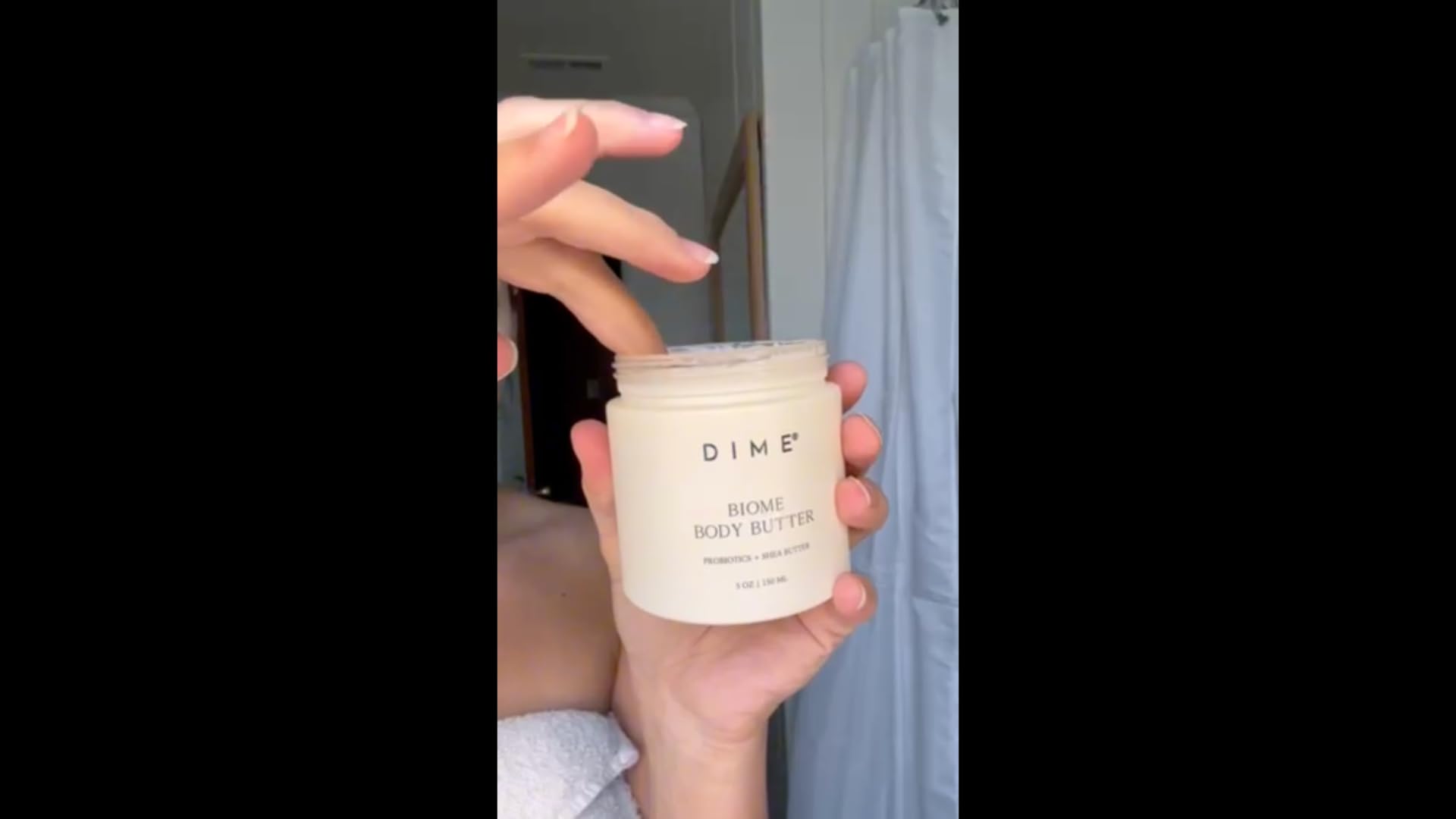 Application DIME Biome Body Butter sur mains et coudes pour une hydratation ciblée