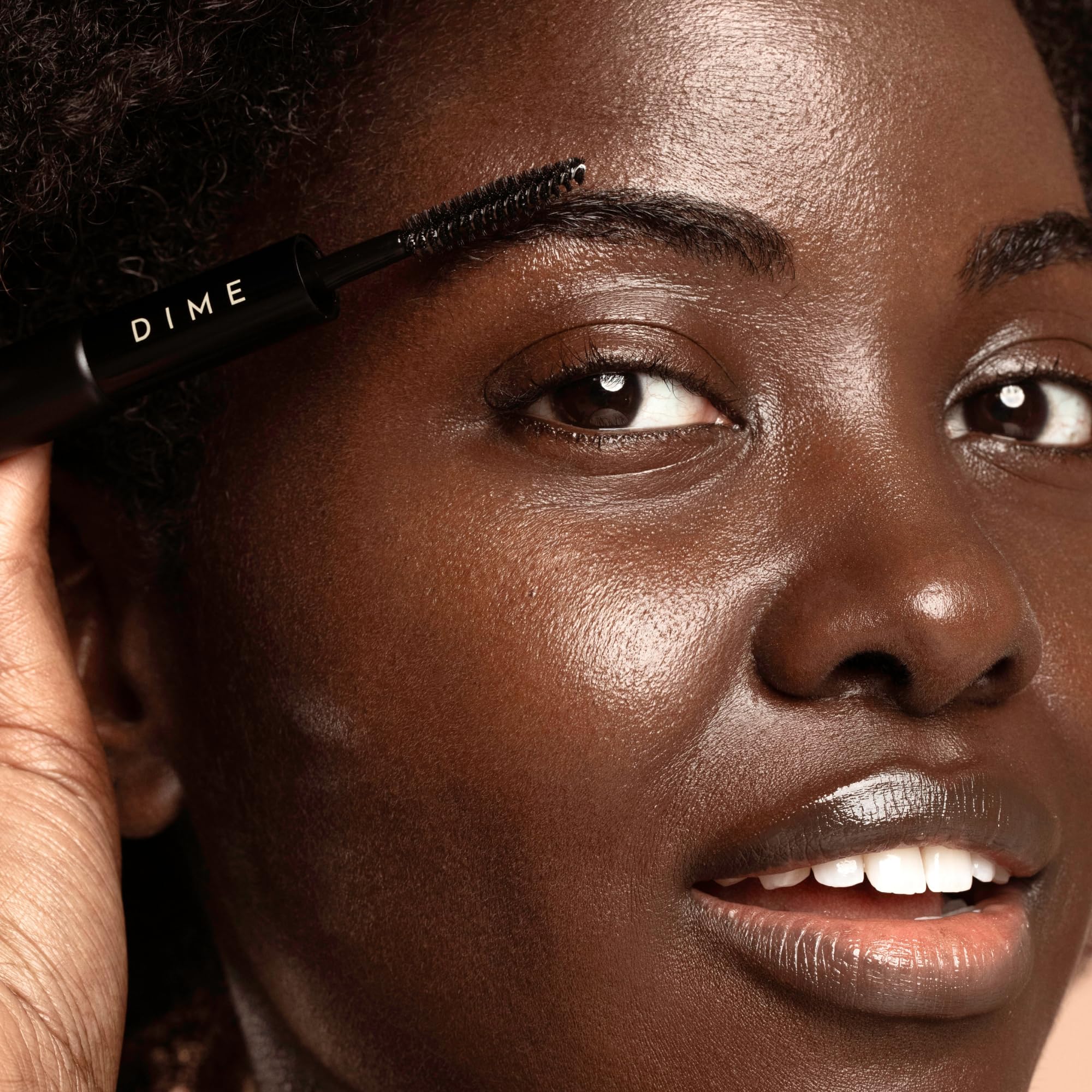 Gel sourcils clair coiffant pour un aspect naturel et tenu flexible.