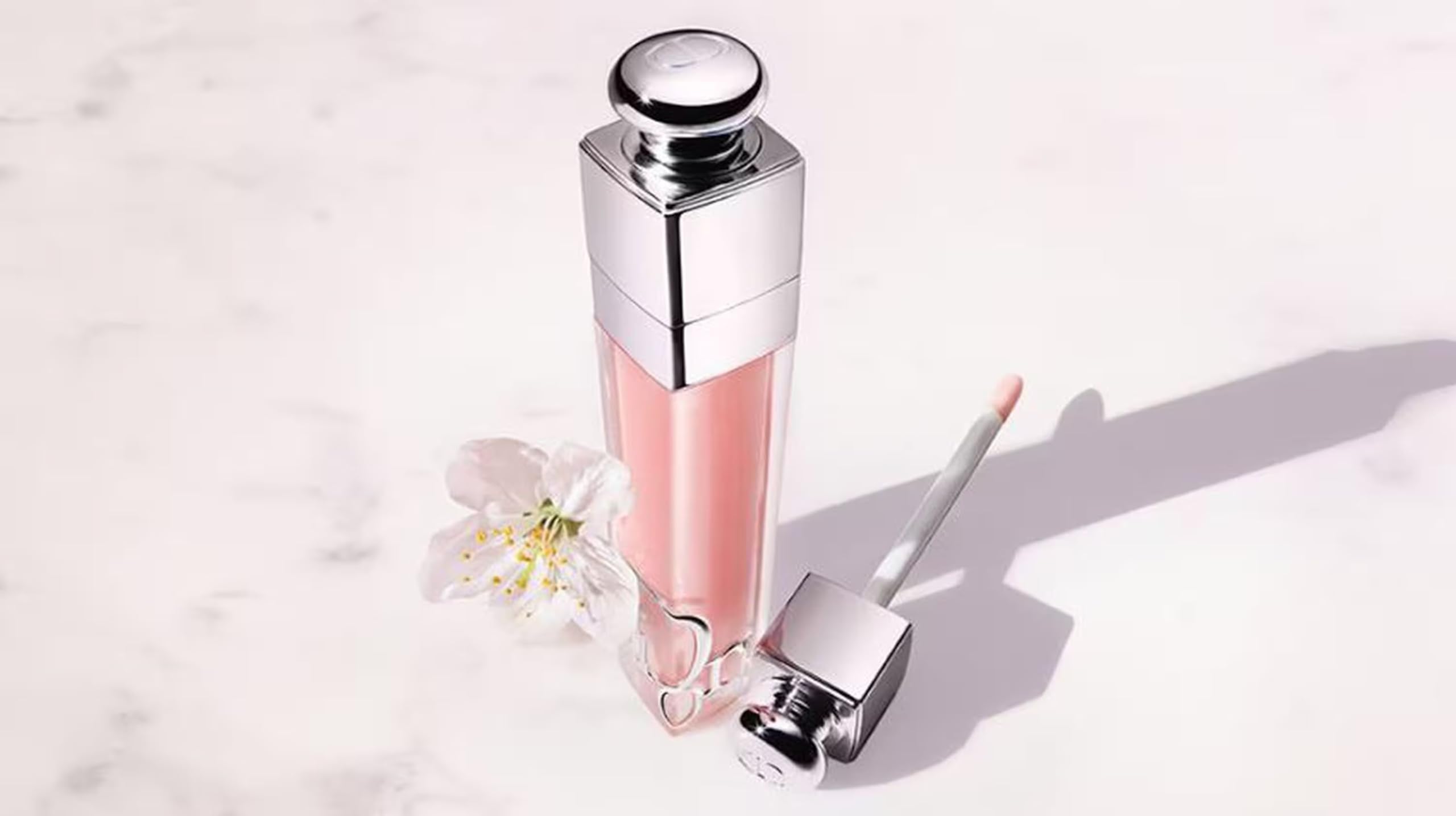 Dior Addict Lip Maximizer avec applicateur silicone offre une application précise.