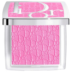 Dior Rosy Glow Blush 001 Rose : application sur les joues pour un éclat naturel durable.
