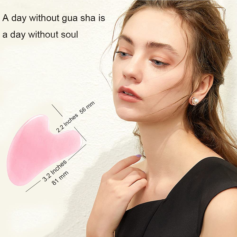 Pierre rose quartz Ditind Gua Sha en gros plan et texture satinée.