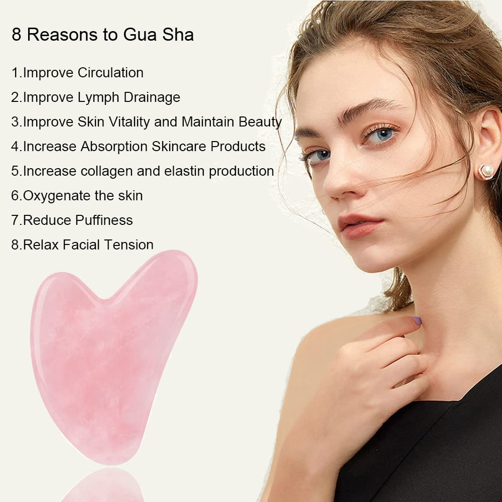 Gua Sha Ditind sur le visage pendant l'application d'huile pour une glisse douce.
