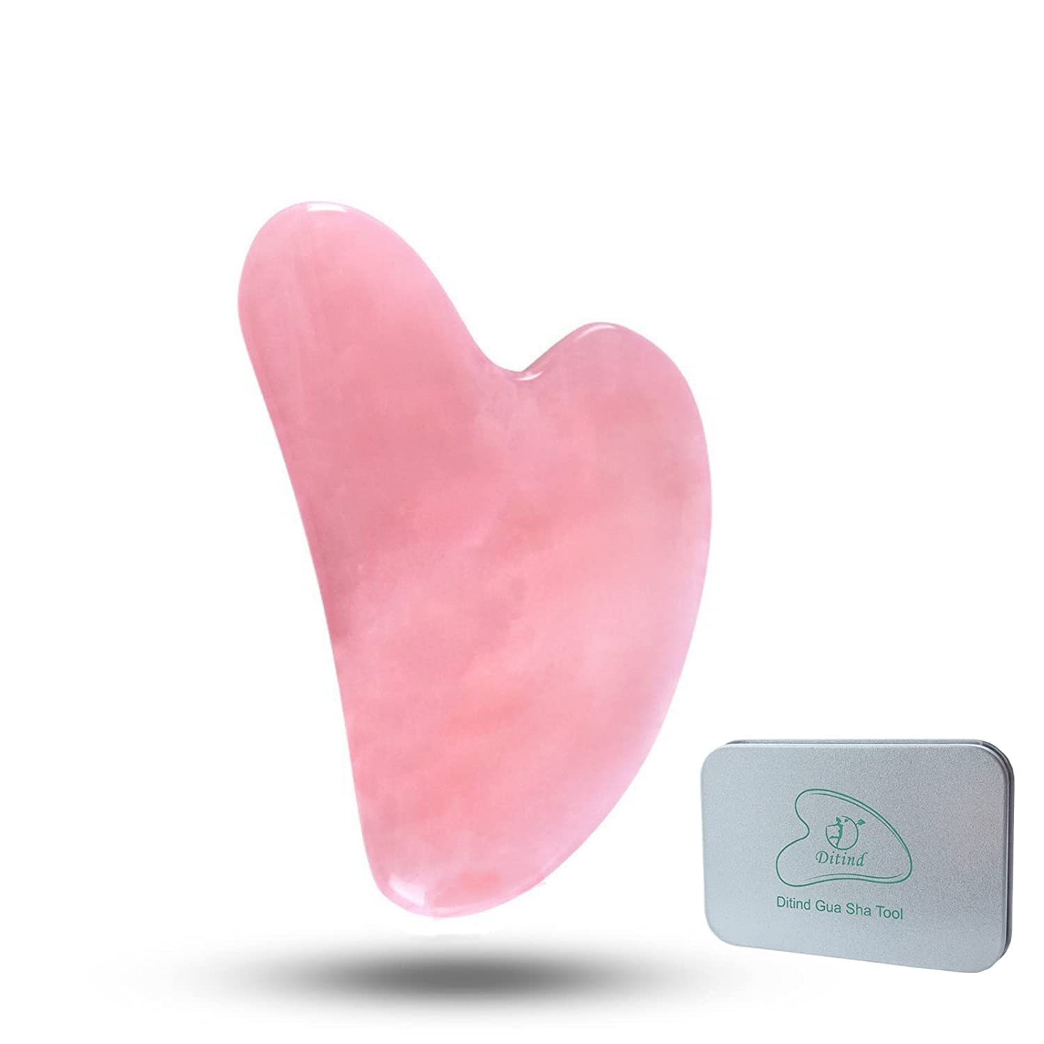 Ditind Gua Sha Rose Quartz en main sur le visage pour un modelage quotidien.