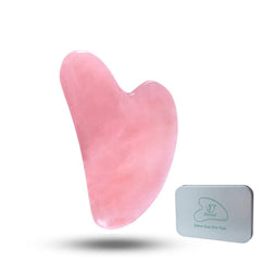 Ditind Gua Sha Rose Quartz en main sur le visage pour un modelage quotidien.