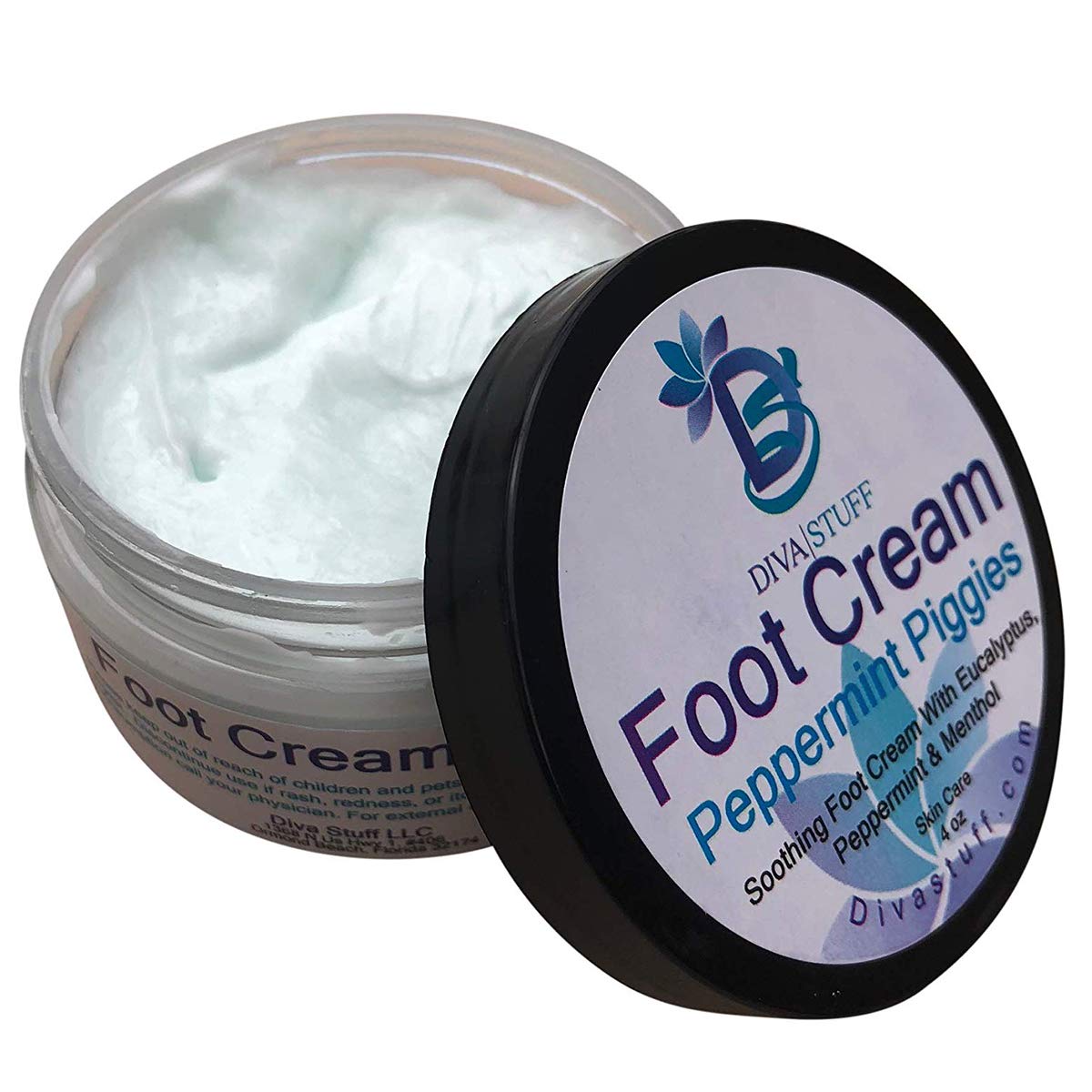 Application manuelle de la crème Diva Stuff sur les pieds, massage relaxant