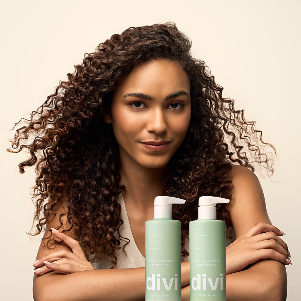 Divi Ensemble Hydratant: duo de 12 onces sur étagère de salle de bain